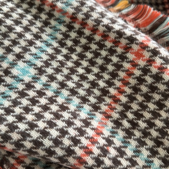 Beautiful wrap scarf, 77”long, 24”wide, 100% acrylic, smoke-free home, Beautiful - Picture 4 of 8